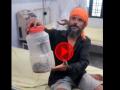 Viral Video: जिस सांप ने काटा, उसी को लेकर अस्पताल पहुंचा शख्स..., डॉक्टर भी रह गए दंग, देखें - Hindi News | Video viral Uttar Pradesh Snake Bite Man Shows Live Snake to Doctors in Lakhimpur | Latest weird News at Lokmatnews.in