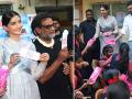सोनम कपूर ने इस अंदाज में किया 'पैडमैन' का प्रमोशन, लड़कियों को बांटे 'सैनिटरी पैड', देखें तस्वीरें - Hindi News | padman promotion sonam kapoor distributes sanitary pads to school girls | Latest bollywood Photos at Lokmatnews.in