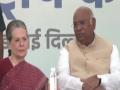 मल्लिकार्जुन खड़गे ने संभाली कांग्रेस अध्यक्ष पद की कुर्सी, सोनिया गांधी ने कहा- आज काफी राहत महसूस कर रही हूं - Hindi News | Mallikarjun Kharge takes over congress chief post, Sonia Gandhi says feeling very relieved | Latest india News at Lokmatnews.in