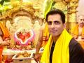 Ashadhi Ekadashi 2024: मुंबई के सिद्धिविनायक मंदिर पहुंचे सोनू सूद, बप्पा के आगे टेका माथा; वीडियो किया शेयर - Hindi News | Sonu Sood reached Siddhivinayak Temple in Mumbai on Ashadhi Ekadashi 2024 | Latest bollywood News at Lokmatnews.in