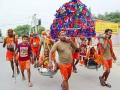 माता-पिता को कंधे पर बैठाकर कांवड़ यात्रा पर निकले ये 'श्रवण कुमार' - Hindi News | Kanwar Yatra: 4 brothers carried their parents on shoulders | Latest india Videos at Lokmatnews.in