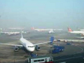 कश्मीर घाटी में कोहरे, बर्फबारी के चलते श्रीनगर हवाईअड्डे पर सप्ताह भर से बाधित उड़ान सेवाएं बहाल - Hindi News | Flight services restored for a week at Srinagar airport due to fog, snowfall in Kashmir valley | Latest india News at Lokmatnews.in