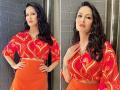 Sunny Leone : सनी लिओनीने ऑरेंज प्रिंटेड शर्ट आणि शॉर्ट स्कर्टमध्ये दिल्या किलर पोझ, फोटो व्हायरल - Marathi News | Sunny Leone gave killer pose in orange shirt and skirt fans were blown away after seeing the picture | Latest filmy Photos at Lokmat.com