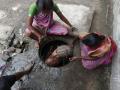 सर्वे में हुआ खुलासा- भारत में 20,500 से अधिक लोग सिर पर ढोते हैं मैला - Hindi News | Over 20,500 manual scavengers identified in India: Survey | Latest india News at Lokmatnews.in