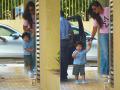 मां करीना कपूर संग तैमूर अली खान का दिखा स्वैग वाला लुक, देखें PHOTOS - Hindi News | In Pics: Taimur Ali khan Spotted With Mother Kareena Kapoor at Karishma Kapoor's house in bandra | Latest bollywood Photos at Lokmatnews.in