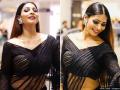काजोल की बहन तनीषा मुखर्जी ने ब्लैक साड़ी अवतार में ढाया कहर, देखें लेटेस्ट इंस्टा Pics - Hindi News | Photos: Tanishaa Mukerji in Black Bold Saree Avatar will Make Your Day | Latest bollywood Photos at Lokmatnews.in