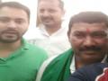 बिहारः हरे रंग का गमछा लपेटे शख्स के चलते तेजस्वी यादव की सेल्फी हुई वायरल, लगे गंभीर अरोप - Hindi News | tejashwi yadav selfie with criminal goes viral in social media | Latest weird News at Lokmatnews.in