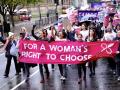 अमेरिका: गर्भपात पर प्रतिबंधों के खिलाफ फूटा अमेरिकी महिलाओं का गुस्सा, हजारों की संख्या में सड़कों पर उतरीं - Hindi News | us abortion restrictions protest march-court | Latest india News at Lokmatnews.in