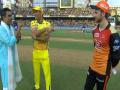IPL Final, CSK Vs SRH: टॉस के समय धोनी के मजाक से मांजरेकर कन्फ्यूज, दर्शक भी हुए हैरान - Hindi News | ipl 2018 final csk vs srh toss confusion when ms dhoni mess around with sanjay manjrekar | Latest cricket News at Lokmatnews.in