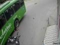बस के नीचे गिरा बाइक सवार, हेलमेट ने बचा ली जान, वीडियो वायरल - Hindi News | Bike rider fell under bus, helmet saved his life video viral watch | Latest weird News at Lokmatnews.in