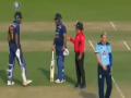 IND vs ENG 2nd ODI: लाइव मैच के दौरान मैदान पर हार्दिक पंड्या से भिड़ गए सैम कर्रन, फिर अंपायर ने आकर.... - Hindi News | Hardik Pandya And Sam Curran Fight As Umpire Intervenes To Separate The Two video viral | Latest cricket News at Lokmatnews.in