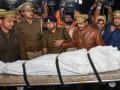 उन्नाव रेप मामला: मृतका के परिजन मुख्यमंत्री को बुलाने की जिद पर अड़े, अंतिम संस्कार रोका - Hindi News | Unnao rape victim's family refuses to cremate body until CM Yogi Adityanath visits them | Latest crime News at Lokmatnews.in