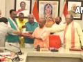 मुख्यमंत्री योगी आदित्यनाथ ने कैबिनेट बैठक में मंत्रियों को मिठाई खिलाई?, पश्चिम बंगाल-असम विधानसभा चुनाव में जीत, वीडियो - Hindi News | up Chief Minister Yogi Adityanath feed sweets ministers cabinet meeting victory in West Bengal-Assam assembly elections, video | Latest india News at Lokmatnews.in