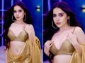 Urfi Javed look damn hot in her golden saree look, see pics - Hindi News | Urfi Javed look damn hot in her golden saree look, see pics | Latest entertainment Photos at Lokmattimes.com