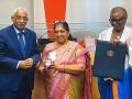 वर्षा देशपांडे को मिला संयुक्त राष्ट्र जनसंख्या पुरस्कार - Hindi News | Maharashtra Varsha Deshpande awarded 2025 United Nations Population Award individual category gender equality and reproductive rights | Latest world News at Lokmatnews.in