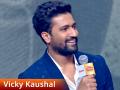 विक्की कौशल के आगे अड़ गई फीमेल फैन, कर दी एक्टर से ये फरमाइश - Hindi News | vicky-kaushal-has-to-capture-a-selfie-with-female-fan | Latest bollywood News at Lokmatnews.in