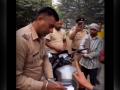 Viral Video: चालान काटते वक्त युवती ने बनाया वीडियो, पुलिसवाले ने जड़ दिया थप्पड़; दिल्ली से नैनीताल घूमने गई थी युवती - Hindi News | Viral Video While challan was being issued girl made video policeman slapped her girl had gone to Nainital from Delhi | Latest weird News at Lokmatnews.in