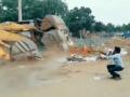 कभी नहीं देखा होगा जेसीबी का ऐसा नागिन डांस, वीडियो ने मचाया तहलका - Hindi News | now jcb ka nagin dance is going viral video | Latest weird News at Lokmatnews.in