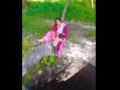VIRAL VIDEO: मां ने जोखिम में डाली बच्चे की जान! कुएं की बाड़ पर बैठकर मासूम को एक हाथ से पकड़े महिला ने बनाई रील - Hindi News | | Latest weird News at Lokmatnews.in
