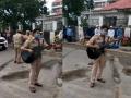 जम्मू में रेलवे स्टेशन के बाहर लोगों के लिए गिटार बजाते गाना गाते हुए पुलिस अधिकारी का वीडियो वायरल, देखें - Hindi News | in jammu railway station during lockdown police man play guitar video viral | Latest weird News at Lokmatnews.in