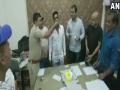 मुंबई: पुलिस स्टेशन के अंदर अपराधी के बर्थडे पर मनाया गया जश्न, वीडियो वायरल होने के बाद 5 पुलिसकर्मी सस्पेंड - Hindi News | Mumbai: criminal birthday Celebrated inside a police station, 5 policemen suspended | Latest weird News at Lokmatnews.in