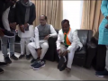 Madhya Pradesh:MP में निजाम बदला शिवराज नहीं ! अनुपपूर में बीजेपी कार्यकर्ता को पूर्व सीएम शिवराज ने पहनाएं जूते - Hindi News | | Latest india News at Lokmatnews.in
