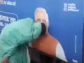 पीएम मोदी की तस्वीर को किस कर ऐसे मुस्कुराई ये महिला, सोशल मीडिया पर वायरल हुआ वीडियो - Hindi News | | Latest weird News at Lokmatnews.in