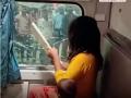 VIDEO: ट्रेन में पर्स हुआ चोरी तो महिला का फूटा गुस्सा, AC कोच की खिड़की का शीशा तोड़ा; वीडियो वायरल - Hindi News | viral video Woman purse stolen on train anger erupts breaks AC coach window | Latest weird News at Lokmatnews.in