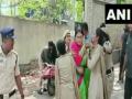 आंध्र सीएम जगन मोहन रेड्डी की बहन ने की तेलंगाना में पुलिसकर्मियों से हाथापाई, हिरासत में लिया गया, मिलने पहुंची मां भी पुलिस से भिड़ीं - Hindi News | Big ruckus in Telangana, YSRTP leader YS Sharmila got into argument and scuffle with policemen, detained | Latest india News at Lokmatnews.in