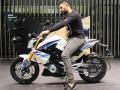 क्रिकेटर युवराज सिंह ने खरीदी BMW G 310 R, जानें बाइक की खासियत - Hindi News | Cricketer Yuvraj Singh Brings Home The BMW G 310 R | Latest automobile News at Lokmatnews.in