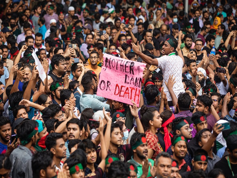 Bangladesh: पीएम शेख हसीना ने दिया इस्तीफा, देश छोड़कर भागीं, मीडिया का दावा