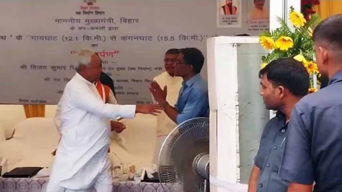 Bihar Politics News: मुख्यमंत्री पद की गरिमा गिरा रहे सीएम नीतीश, इतने  अनुभवी नेता मंच पर बार-बार क्यों छू रहे पैर!, तेजस्वी का हमला, देखें वीडियो