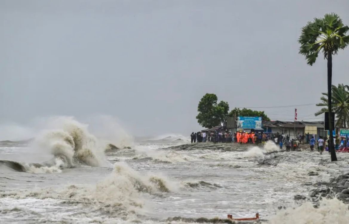 पश्चिम बंगाल के कई जिलों में चक्रवाती तूफान 'रेमल' ने मचाई भारी तबाही, 3 लोग  जख्मी, ट्राफिक मूवमेंट भी हुआ स्लो