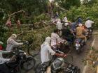 उत्तर प्रदेश में भारी बारिश-तूफान से 100 लोगों की मौत, प्रयागराज में 21, भदोही में 18, मिर्जापुर में 15, फतेहपुर में 10 की मौत, पेड़-बिजली के खंभे उखड़े और कई घर क्षतिग्रस्त