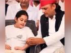 प्रतीक यादव अंतिम संस्कारः भतीजी को संभालते दिखे बड़े पापा अखिलेश यादव?, अपने तो अपने ही होते हैं…,सोशल मीडिया पर भावुक वीडियो