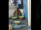 WATCH: सेहत से खिलवाड़; कटिहार स्टेशन पर खीरे पर हरा रंग डालते हुए दिखी महिला, वीडियो देख उड़ जाएंगे होश