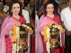 IPL ट्रॉफी लेकर सिद्धिविनायक मंदिर पहुंचीं नीता अंबानी, बप्पा से लिया आशीर्वाद