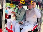 ईंधन बचत का संदेश; ई-रिक्शा से मंत्रालय पहुंचे मंत्री नारायण सिंह पंवार और गौतम टेटवाल, देखें तस्वीरें