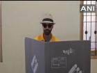 VIDEO: आईपीएल के बीच गोल टोपी, काला चश्मा और येलो टी-शर्ट जडेजा अपनी पत्नी रीवाबा संग वोट डालने जामनगर पहुंचे