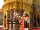 बाबा विश्वनाथ के दरबार में पहुंचे पीएम मोदी, मंदिर में टेका मत्था, देखें VIDEO