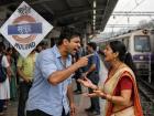 Mumbai Horror: तलाक की मांग, 13 वर्षीय बेटे के साथ स्टेशन पहुंची पत्नी पुष्पा?, मुलुंड स्टेशन पर चलती लोकल के सामने पति राजकुमार गुप्ता ने दिया धक्का