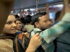 'गलती से लग गया होगा मैडम सॉरी !': मुंबई मेट्रो में भीड़ के बीच महिला ने कथित तौर पर धक्का देने पर एक शख्स को पीटा, कहा- सुसाइड कर लो | WATCH
