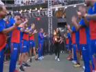 IPL 2024: आरसीबी की पुरुष टीम ने WPL चैंपियन अपनी महिला टीम का गोल्डन गार्ड ऑफ ऑनर के साथ किया स्वागत, देखें वीडियो