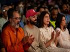 WATCH: पुणे टेस्ट से पहले विराट कोहली अनुष्का शर्मा के साथ ध्यान करते नजर आए
