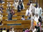 विपक्षी महिला सांसदों ने क्यों किया पीएम मोदी की कुर्सी का घेराव? संसद का नया वीडियो आया सामने