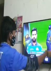 IPL 2021: इस शख्स के लिए भगवान से कम नहीं हैं रोहित शर्मा, बल्लेबाजी के लिए आए 'हिटमैन' तो करने लगा आरती, वीडियो वायरल IPL 2021: इस शख्स के लिए भगवान से कम नहीं हैं रोहित शर्मा, बल्लेबाजी के लिए आए 'हिटमैन' तो करने लगा आरती, वीडियो वायरल