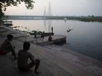 यमुना किनारे बच्चों से लेकर पहलवानों तक का दिखा अनोखा अंदाज- देखें Photos - | From the children to the wrestlers on the banks of the Yamuna, a unique style is seen - see photos | Latest india Photos at Lokmatnews.in