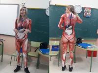 बच्चों को साइंस पढ़ाने के लिए महिला टीचर ने पहना ऐसा बॉडीसूट, वायरल हुईं तस्वीरें - | School teacher wears anatomy bodysuit to class to make Science lessons more engaging | Latest weird Photos at Lokmatnews.in