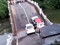 Gujarat Junagadh Bridge Collapsed Video: पुल पर कारें जा रही थी और तभी पुल ढह गया