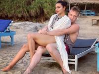 आशका गोराडिया ने पति की गोद में बैठकर दिए ग्लैमरस पोज, देखें एक्ट्रेस की दिलकश तस्वीरें - | Aashka Goradia with husband Brent Goble romantic photos viral on instagram see pics | Latest television Photos at Lokmatnews.in